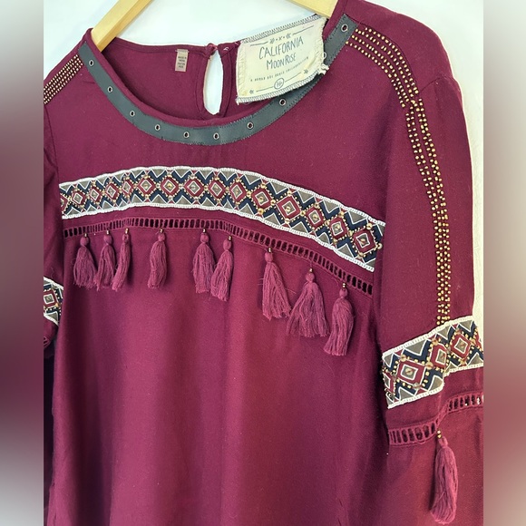 🍷 CALIFORNIA MOONRISE Vintage Bohemian Tassel LS Detail Top Burgundy - Picture 3 of 3